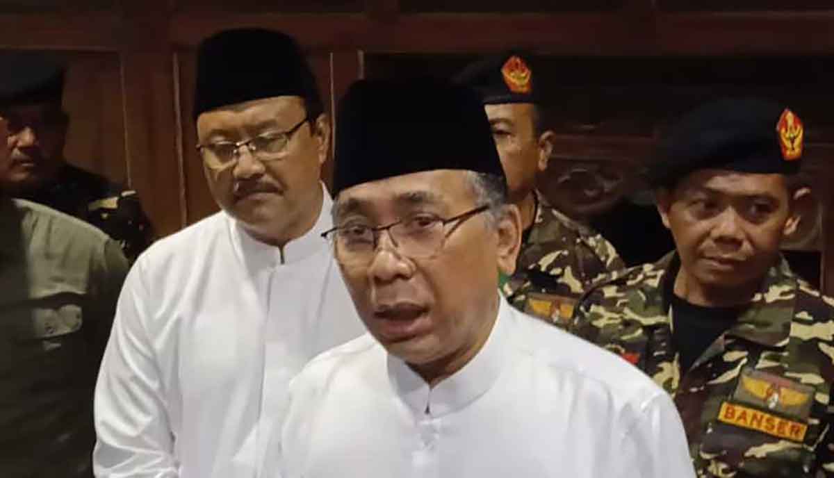 Ketua Umum PBNU, KH Yahya Cholil Staquf, didampingi Saifullah Yusuf saat memberi keterangan pers usai acara Rakor PWNU se-Indonesia. Foto: BANGSAONLINE