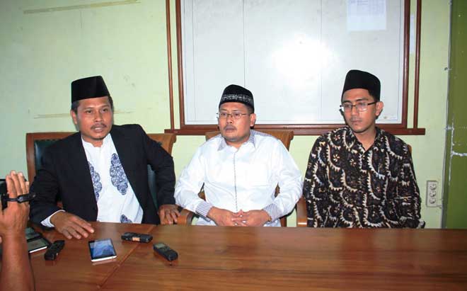 KH Anis Maftuhin (kiri), KH Idror Maimun (kanan), perwakilan pengurus harian FSKM Jateng saat menyatakan dukungannya atas berdirinya pabrik semen PT Semen Indonesia di Rembang. foto: SYUHUD/ BANGSAONLINE
