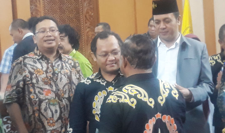 M. Sarmuji, Ketua Umum Keluarga Alumni Universitas Jember (Kauje) berbincang santai dengan sesama alumni Unej, usai acara pengukuhan pengurus pusat Kauje di Graha Wicaksana.