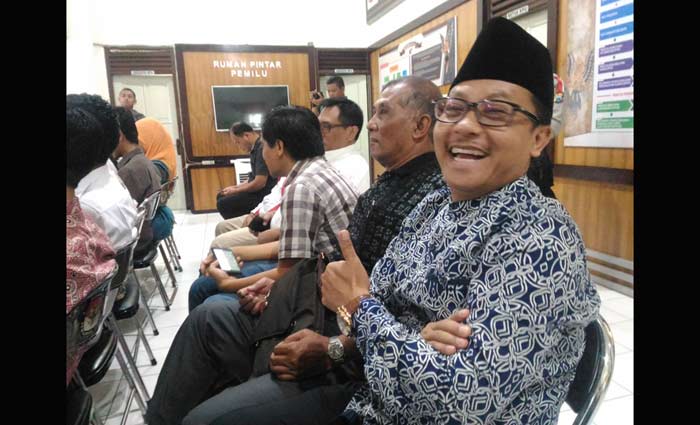 Sutiaji dan Sofyan Edi hadir di KPU Kota Malang mendengarkan hasil tes kesehatan mereka yang dibacakan langsung oleh Ketua KPU Kota Malang Zainudin, Kamis (18/1). Foto: IWAN I/BANGSAONLINE