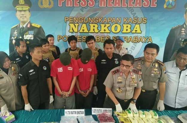 Kapolda Jatim saat rilis bandar narkoba di Mapolrestabes Surabaya, kemarin.