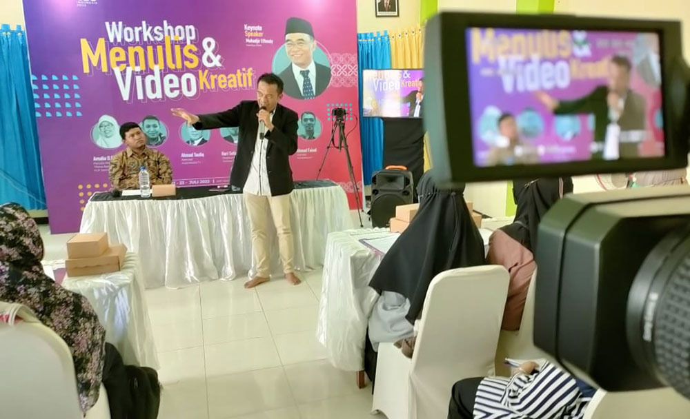 Wartawan Probolinggo menjadi narasumber dalam workshop di acara Kemenko PMK di SMPIT Pelita.