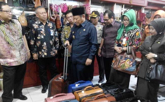 MENYIMAK: Menteri Koperasi dan UKM Anak Agung Gede Ngurah Puspayoga (paling kiri) mendengarkan paparan dari Bupati Sidoarjo H Saiful Ilah di Koperasi Intako, Kamis (23/6). foto: MUSTAIN/ BANGSAONLINE