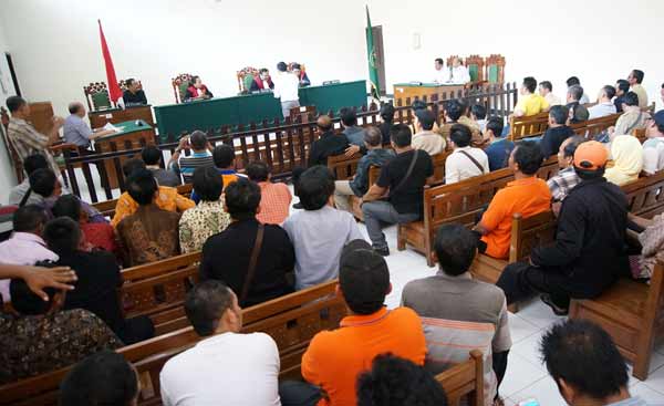 Para perangkat memenuhi ruang sidang PN Jombang. foto: adi/ BANGSAONLINE