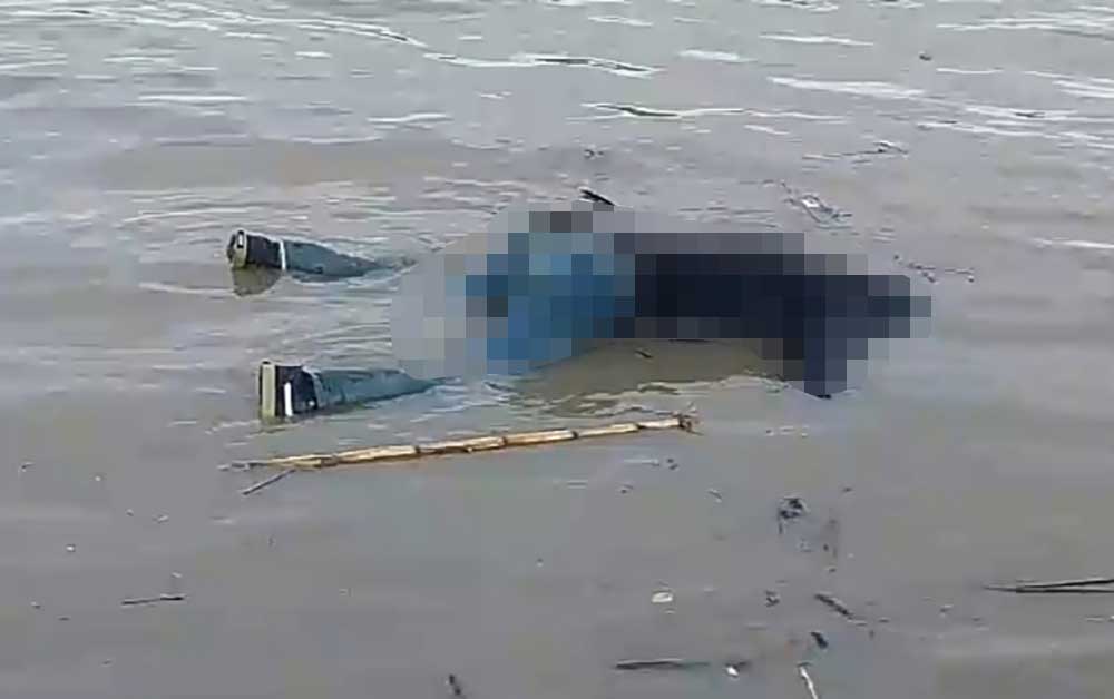 Mayat korban ditemukan mengapung di Muara Sungai Bengawan Solo, Desa Pangkah Wetan, Kecamatan Ujungpangkah. Foto: Ist.
