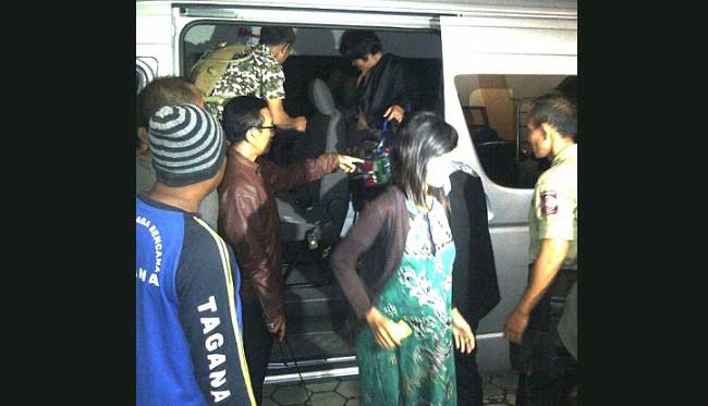 Mantan anggota Gafatar yang diturunkan dari mobil penjemputan dan ditampung di BLK Nganjuk, Minggu (24/1) malam. foto: soewandito/ BANGSAONLINE