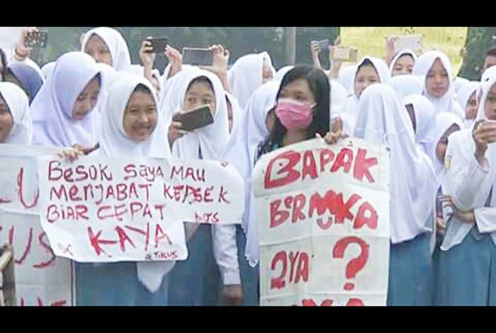 Siswa-siswi saat demo. foto: istimewa