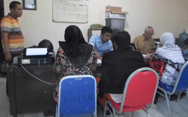 PEMERIKSAAN: Tersangka HW didampingi Kepala Sekolah SMP PGRI 10, Tutik dan wali kelasnya ketika menjalani pemeriksaan di Mapolres Sidoarjo, Rabu (25/11). foto: catur/ BANGSAONLINE