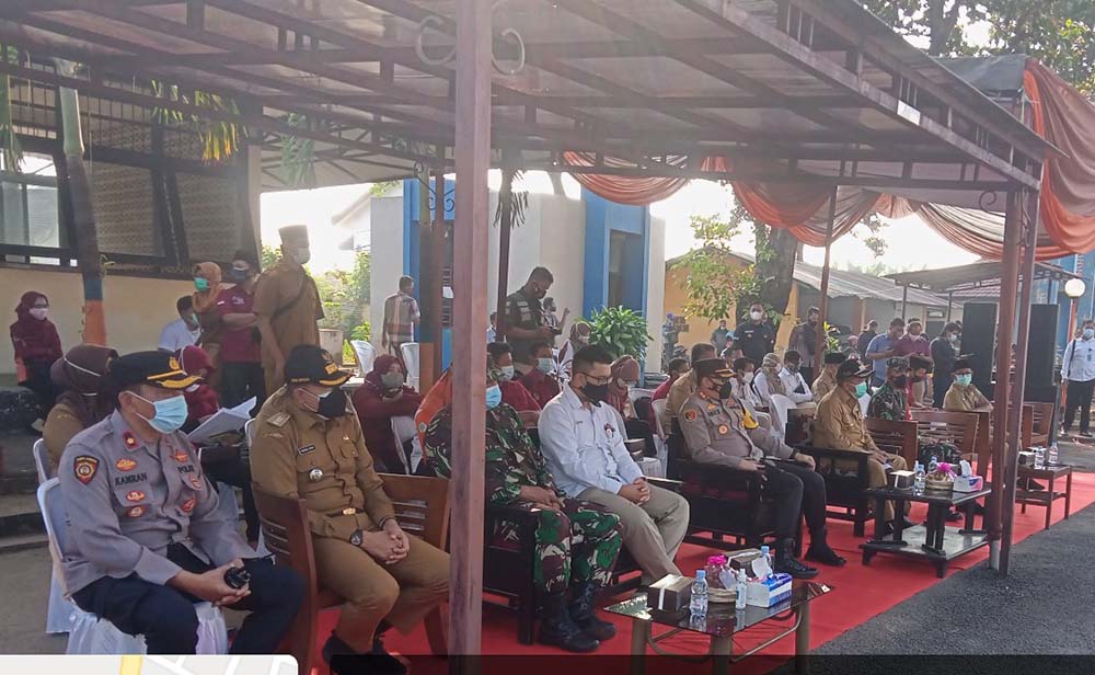 Pelepasan bansos beras untuk KPM Pasuruan dari Gudang Bulog di Jl Raya Gempol Pasuruan.