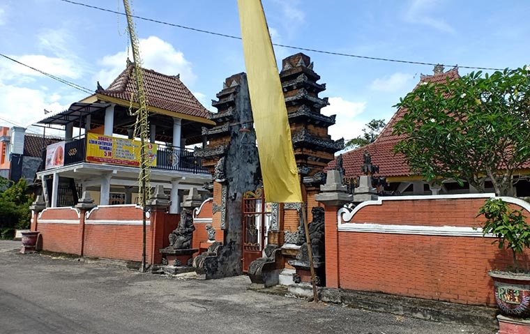 Satu-satunya Pura di Desa Pasirharjo, Kecamatan Talun, Kabupaten Blitar. Toleransi beragama di Desa Pasirharjo sudah tertanam sejak lama.