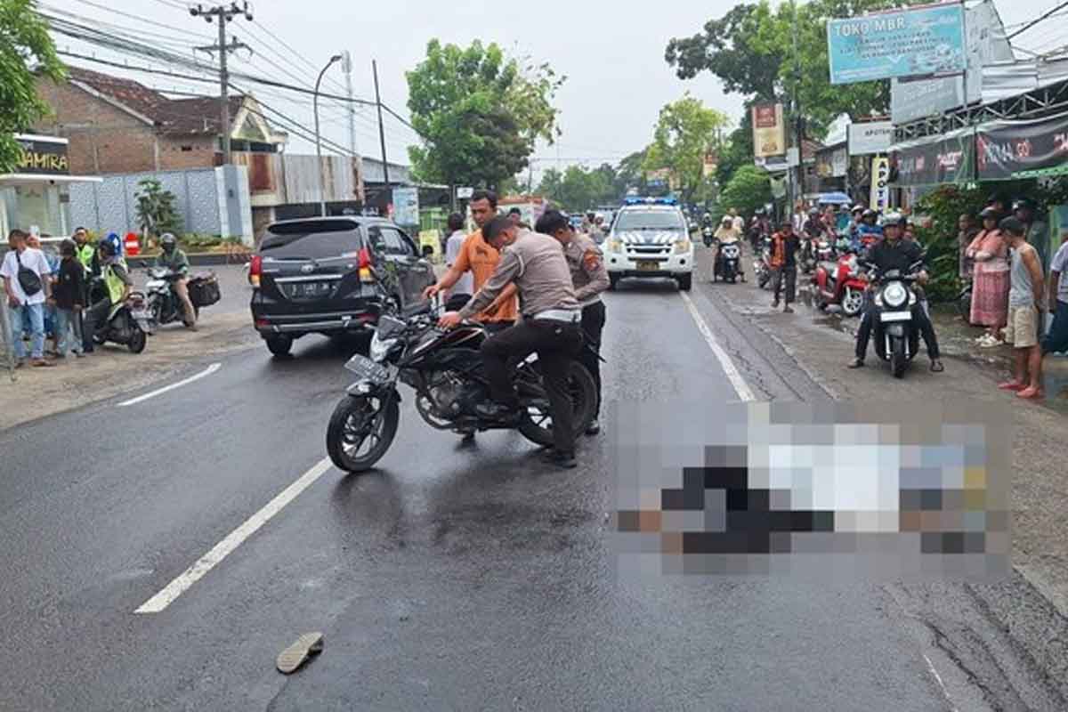 Pemotor yang meninggal dunia di depan Masjid Namira, Desa Jotosanur, Kecamatan Tikung, Jumat (13/6/2025).