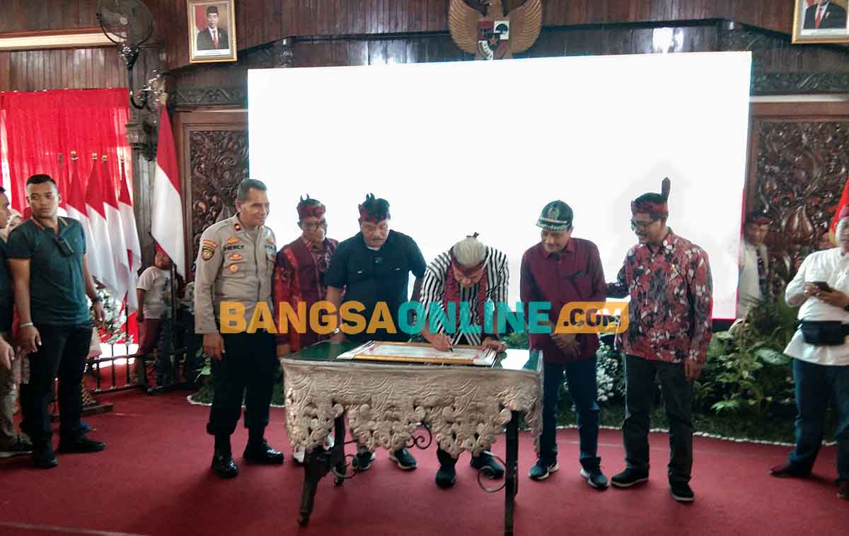 Bupati Nganjuk, Marhaen Djumadi, dan Ganjar Pranowo saat penandatanganan MoU kebangkitan UMKM. Foto: BAMBANG DWI JULIANTO/BANGSAONLINE
