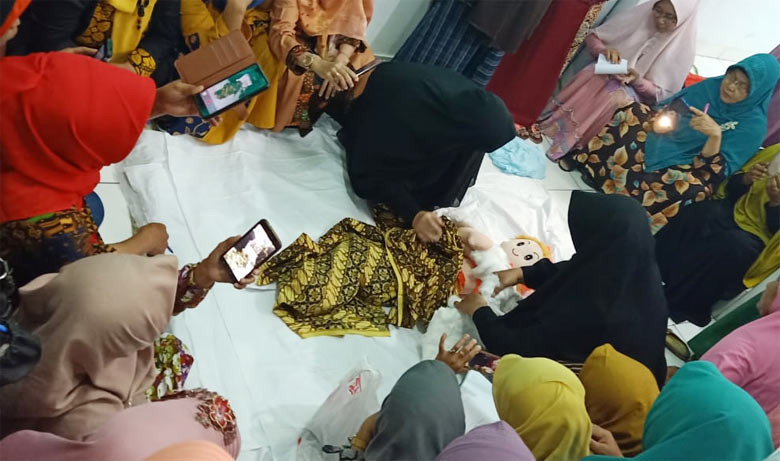 Ibu-ibu saat praktik cara merawat jenazah.