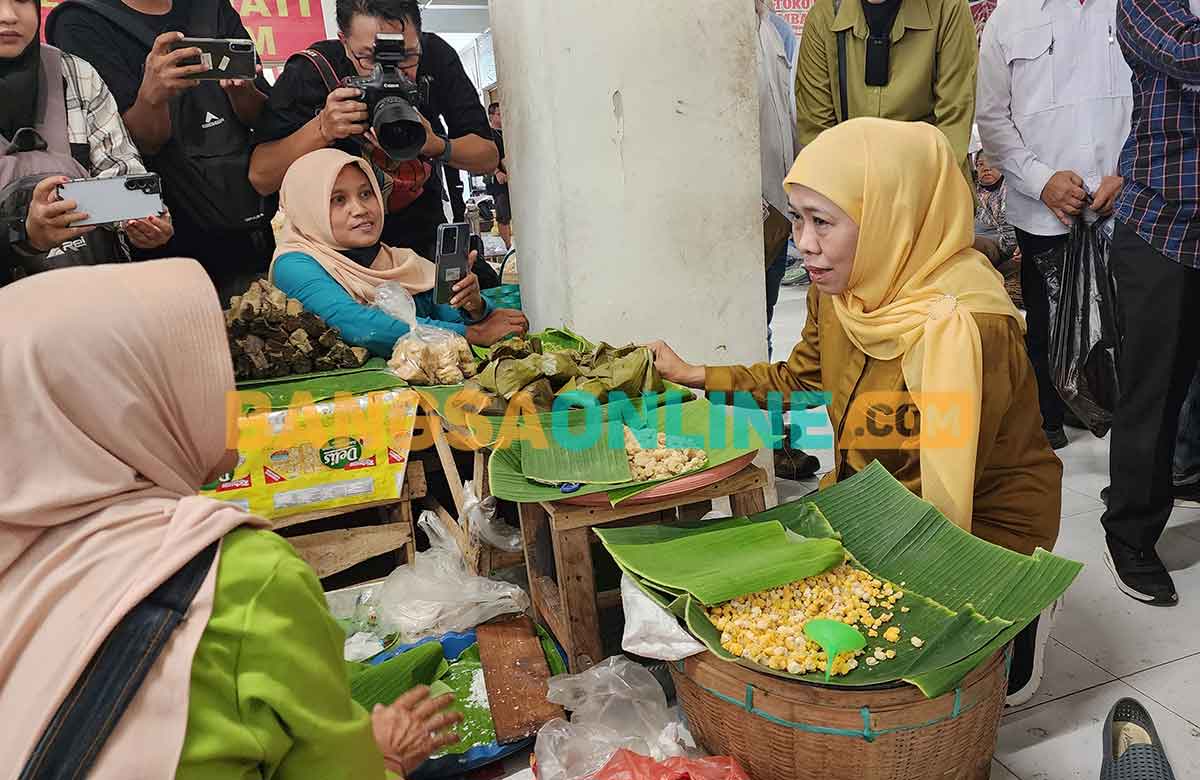 Calon Gubernur Jatim nomor urut 2, Khofifah Indar Parawansa, saat berbincang dengan pedagang di Pasar Besar Ngawi. Foto: DEVI FITRI AFRIYANTI/BANGSAONLINE