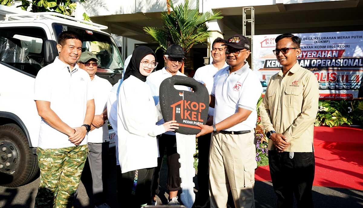 Wali Kota Kediri saat menyerahkan kendaraan operasional secara simbolis. Foto: Ist