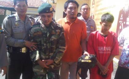 Moch Arifin (dua dari kiri) dan rekannya Ahmad Riyadi (kanan) saat digelandang petugas. foto: bahri/BANGSAONLINE