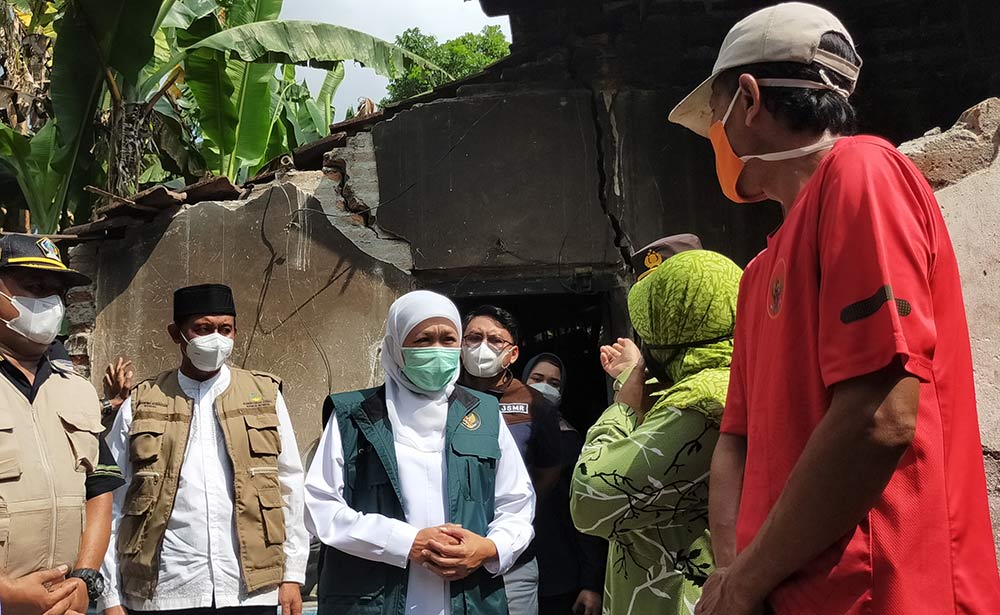 Gubernur Jawa Timur Khofifah Indar Parawansa meninjau dua kecamatan di Kabupaten Blitar yang terdampak gempa bumi 5,9 magnitudo. 