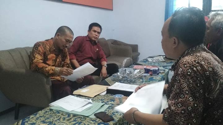 Ahmad Rokhani Ketua Bawaslu (kanan) saat menerima laporan dari DPC PDIP Trenggalek.