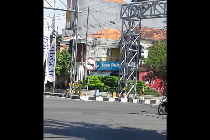 Taman pulau jalan di perempatan Giri, lokasi bakal dibangunya landmark. foto: SYUHUD/ BANGSAONLINE