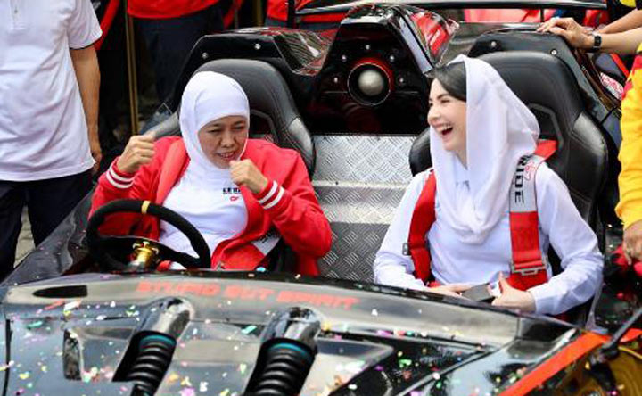 Gubernur Jatim Khofifah Indar Parawansa bersama Arumi Bachsin, istri Wakil Gubernur Jatim Emil Elestianto Dardak saat Launching Rangkaian HUT Ke-74 Provinsi Jawa Timur, di Kantor Gubernur, Surabaya, Rabu (18/9). foto: istimewa/ bangsaonline.com