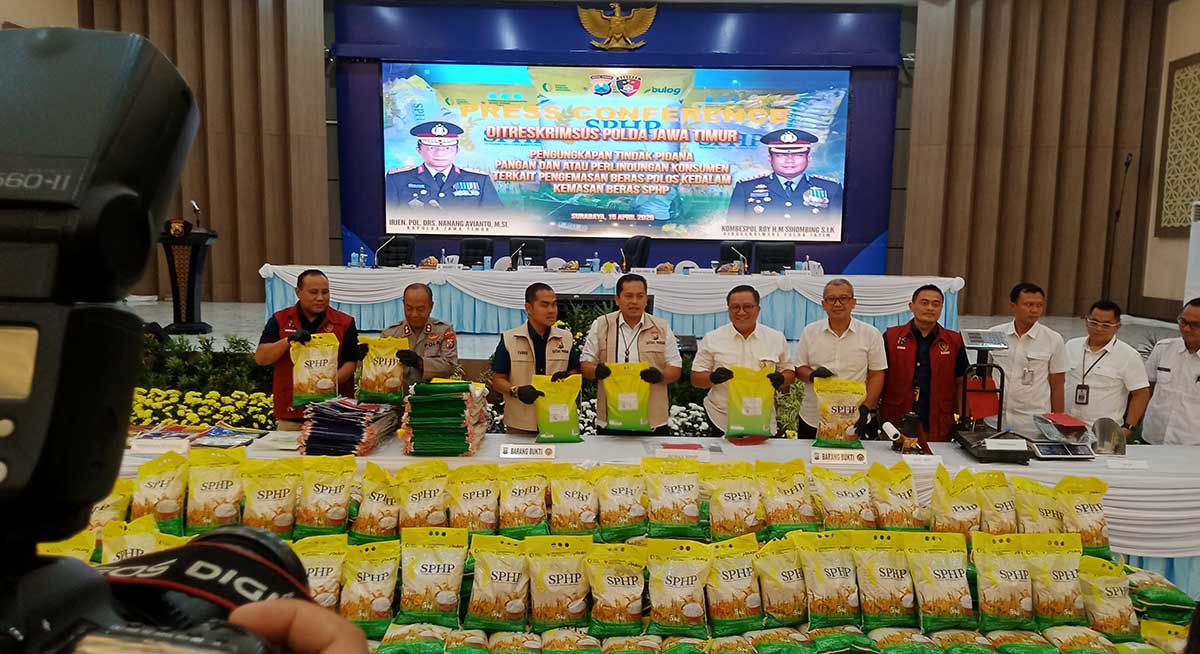 Konferensi pers penemuan beras SPHP Palsu di Probolinggo.