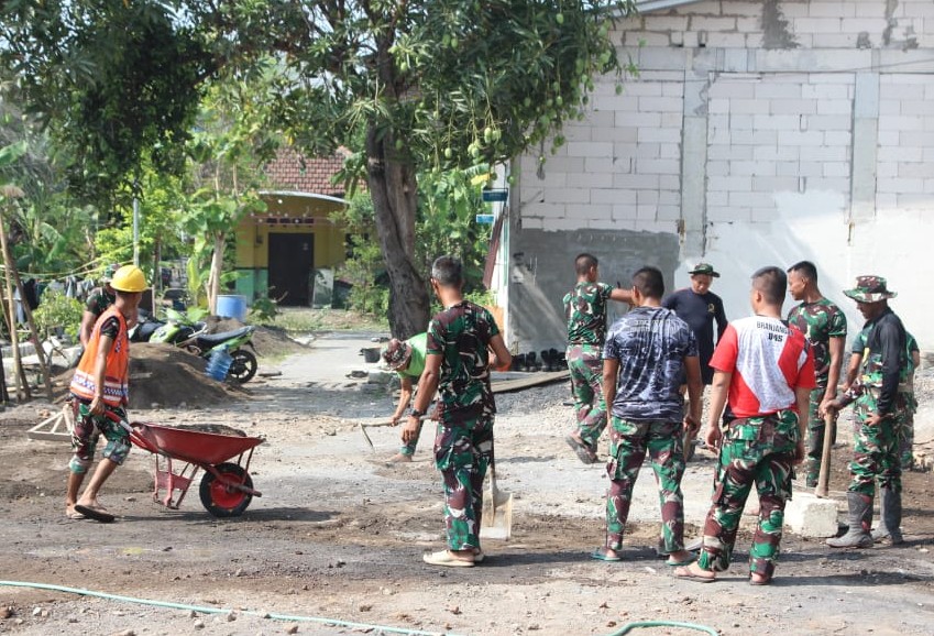 Satgas TMMD bersama warga mengerjakan pemavingan lapangan bola voli, Selasa (14/10/2025). foto ist