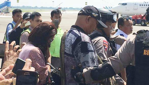 Labora Sitorus dikawal ketat saat tiba di Bandara Soetta Jakarta, Senin (7/3). foto: merdeka