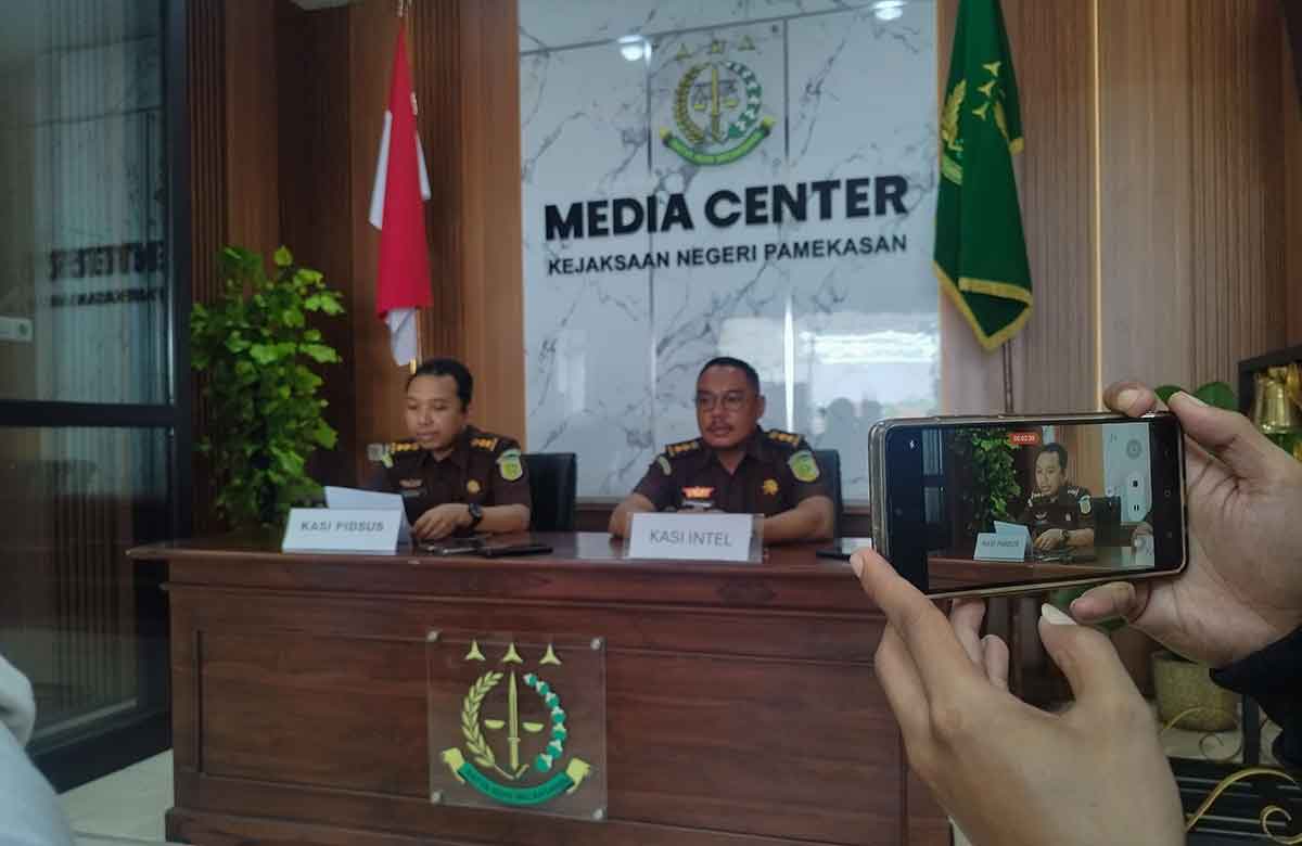 Kasi Pidsus Kejari Pamekasan, Ali Munip, bersama Kasi Intel Kejari Pamekasan, Ardian Junaedi.