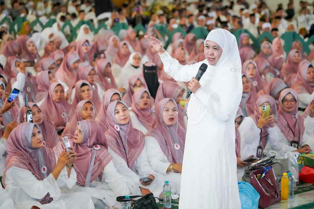 Gubernur Jatim, Khofifah Indar Parawansa saat memberi sambutan dalam kegiatan Sholawat dan Dzikir bersama di Masjid Al-Akbar Surabaya. (Ist)