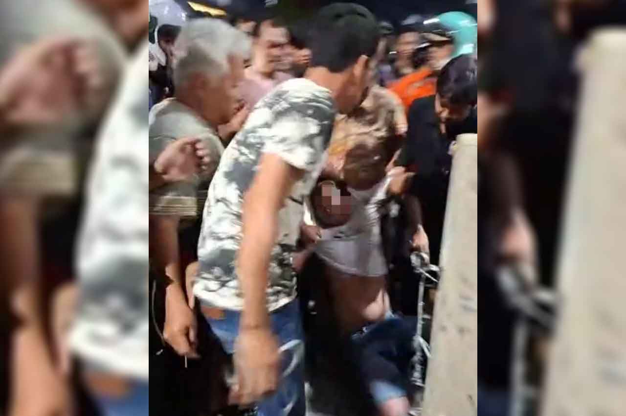 Salah satu pelaku penjambretan saat dihajar massa di Jalan Pucang Arjo, Surabaya. Foto: Ist.