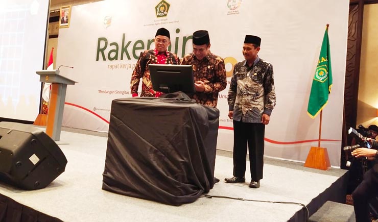 Menag Fachrul Razi saat melakukan penekanan palm screen tanda resmi dibukanya Rakerpim 2020, didampingi Kakanwil Kemenag Jatim Ahmad Zayadi (kiri) bersama Kabag TU Kanwil Kemenag Prov Jawa Timur Moch. Amin Mahfud. foto: YUDI A/ BANGSAONLINE