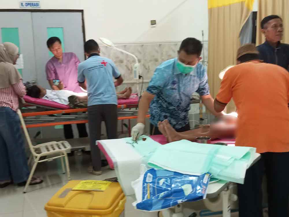 Proses khitan massal gratis yang digelar Rumah Sakit Umum Daerah (RSUD) Ngimbang Lamongan dalam memperingati HUT ke-80 RI. Foto: Ist.