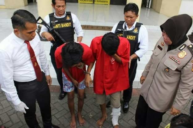 Dua tersangka saat dirilis.