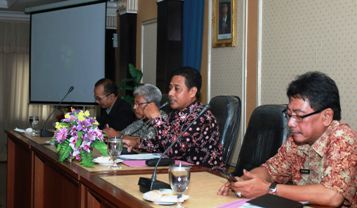 Edi Husen saat menjelaskan Taman Teknologi Pertanian di Ruang Pertemuan Sasana Nayaka Pemkab Kabupaten Lamongan. (Haris/BANGSAONLINE)