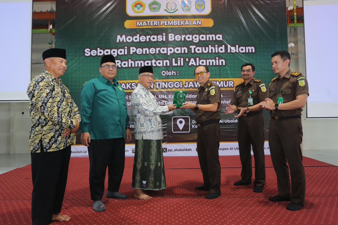 Pengasuh Ponpes Al Ubaidah, Habib Ubaidillah Al Hasany saat menyerahkan cinderamata kepada Kasi II Bidang Intelijen Kejati Jatim Dwi Setyadi