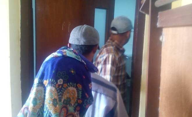 Korban didampingi orang tuanya saat melapor ke Mapolres Bojonegoro. foto: eky nurhadi/ BANGSAONLINE