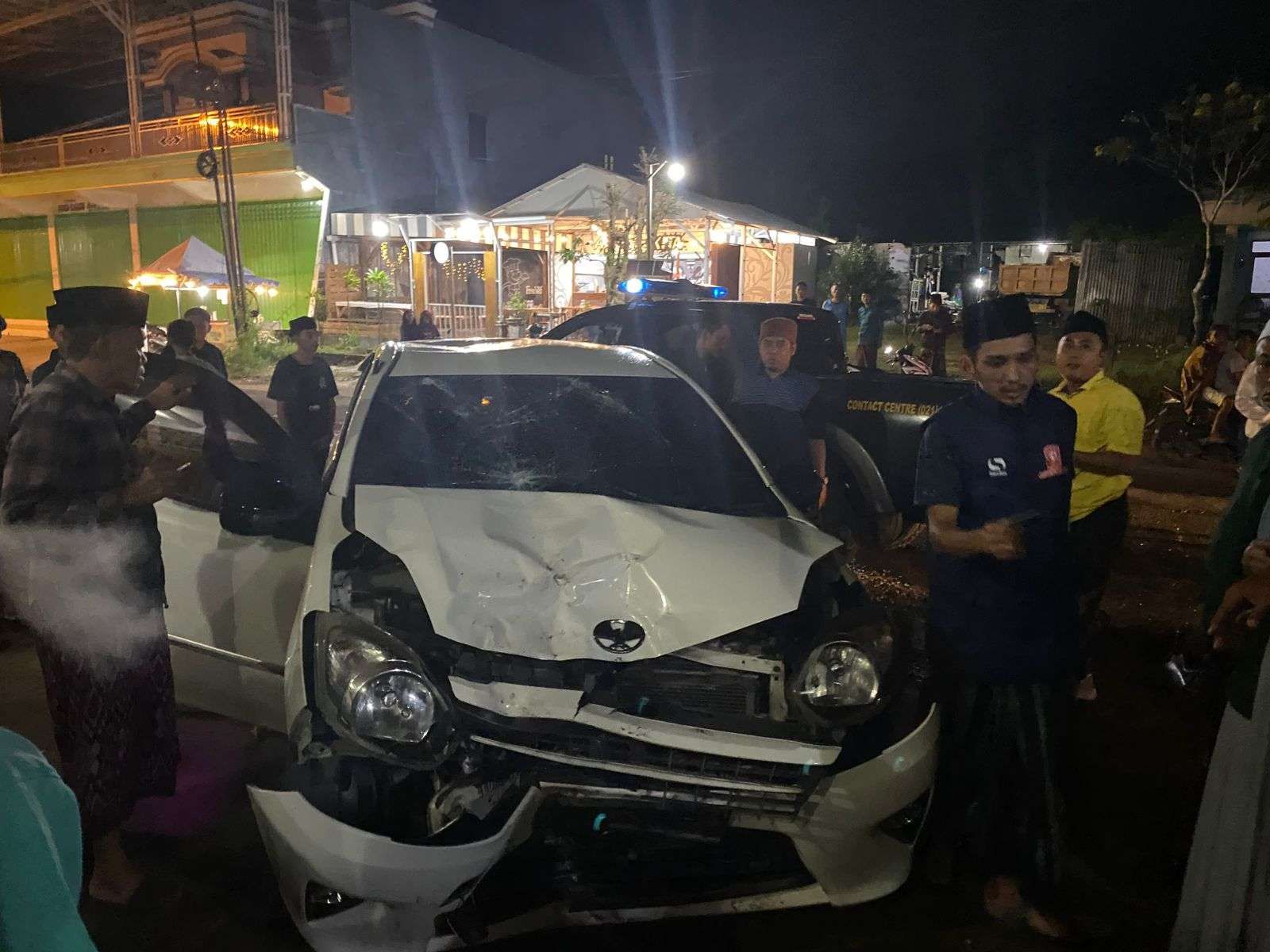Kondisi mobil yang ringsek usai menabrak sepeda motor yang dikendarai pelajar di Sampang. (dok. Ist)