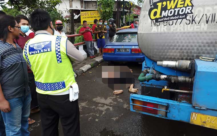 Petugas saat melakukan olah TKP.