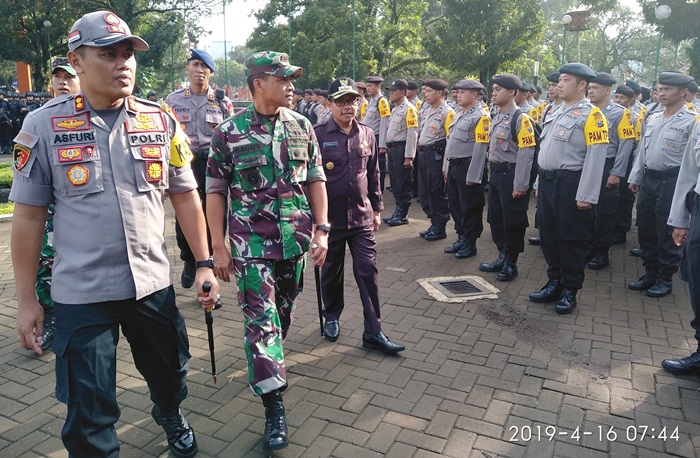 Kapolres Malang Kota AKBP Asfuri didampingi Dandim 0833 Kota Malang Lektol Inf Tommy Anderson dan Wali Kota Malang Sutiaji, saat mengecek kesiapan pasukan dalam Pam TPS di Kota Malang, Selasa (16/4). foto: IWAN IRAWAN/ BANGSAONLINE