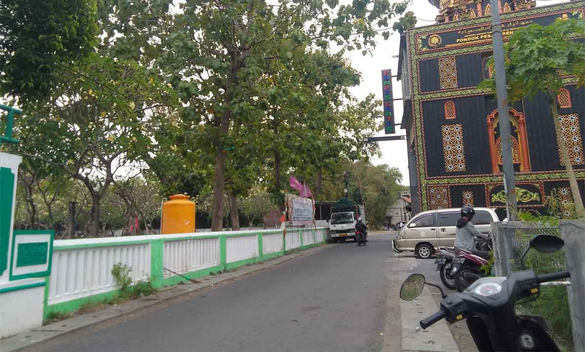 Area pemasangan spanduk protes di sekitar Pondok Pesantren Al Mahdiy, Sidoarjo.