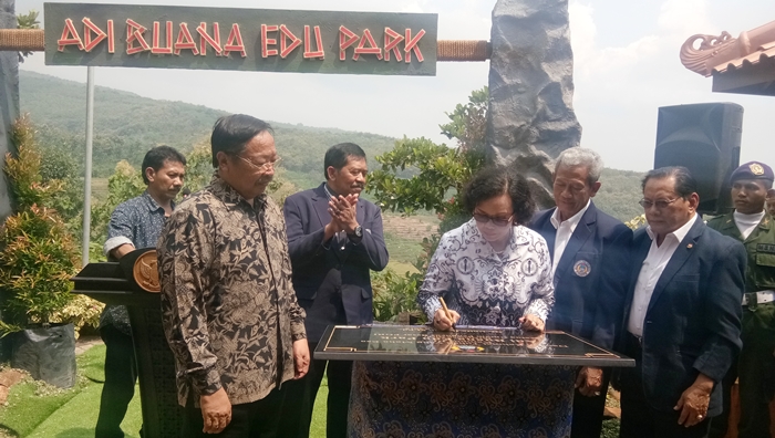 Prof Dr Unifah Rosyidi MPd Ketua Umum Pengurus Besar PGRI Pusat, Drs Djoko Adi Walujo ST MM DBA Rektor Unipa Surabaya bersama para pejabat Unipa saat meresmikan kampus ke III. foto: DEVI FITRI/ BANGSAONLINE