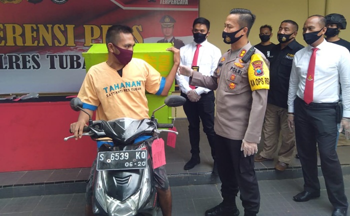 Pelaku berikut barang bukti sebuah kotak amal.