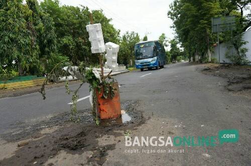 Jalur Nasional Bergelombang, Warga Jombang Tancapkan Tanda Peringatan