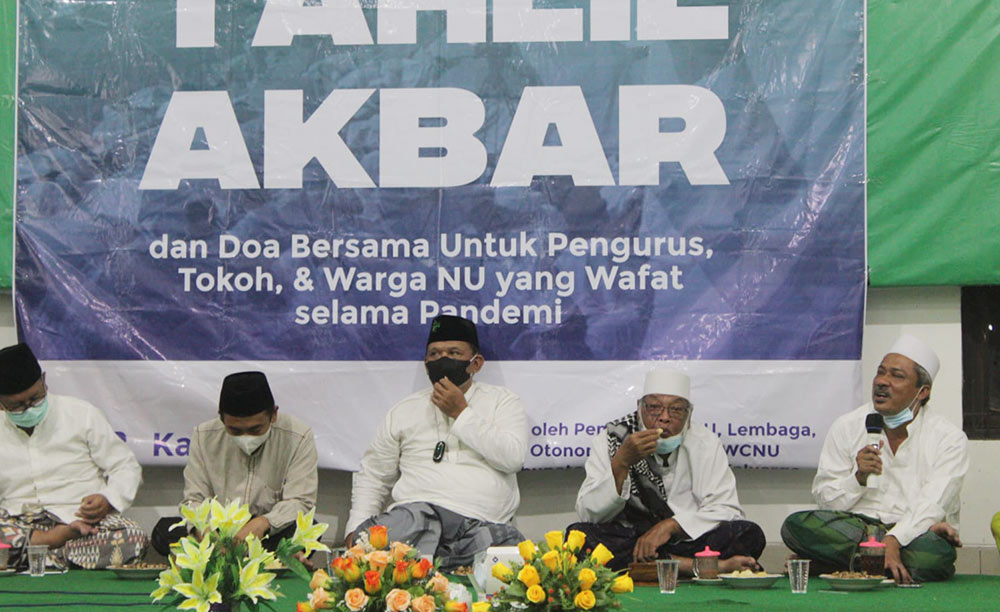 Plt Bupati Nganjuk Marhaen Djumadi bersama pengurus PCNU Nganjuk saat pelaksanaan tahlil dan doa bersama. foto: BAMBANG/ BANGSAONLINE