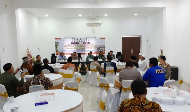 Kapolres Jombang saat memimpin Forum Group Discussion (FGD) di Ruang Swagata Pendopo Pemkab Jombang.
