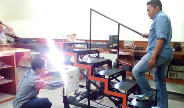 Mahasiswa Teknik Elektro Untag Surabaya Ciptakan Anak Tangga Penghasil Listrik