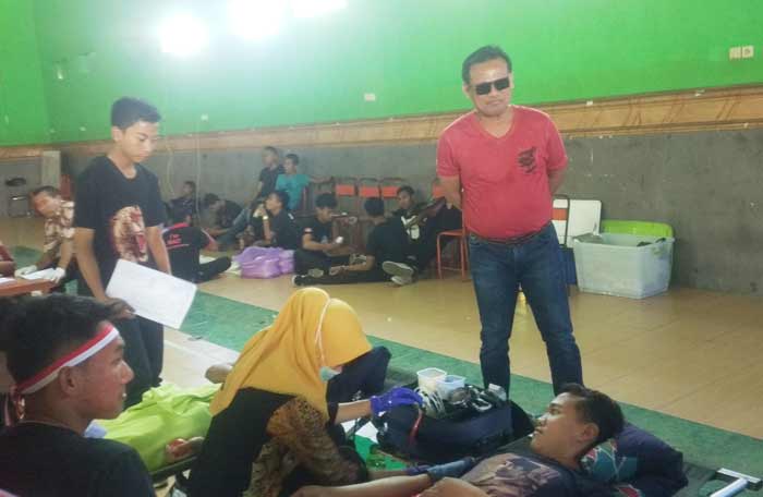 Tri Hartono, salah satu customer Qnet Amuba Trenggalek saat memantau donor darah.