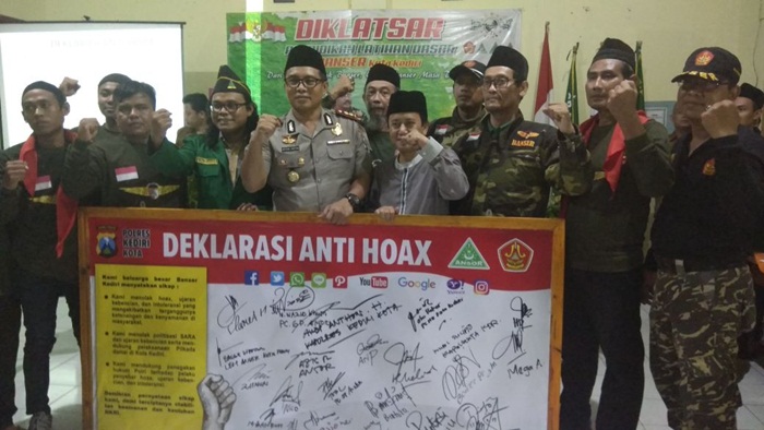 Kapolres Kediri Kota AKBP Anthon Haryadi bersama Ketua Ansor Wazid Husni dan Ketua PCNU Kota Kediri KH. Abu Bakar Abdul Jalil saat deklarasi anti hoax. Foto: ARIF K/BANGSAONLINE


