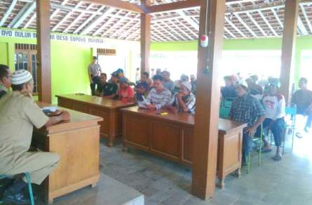 Puluhan Petani mendatangi balai desa dan meminta pihak desa memberhentikan aktivitas PT Kwalita Prima Jaya Sakti yang diduga menyerobot lahan garapan petani. foto: suwandi/BANGSAONLINE