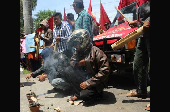 Massa dari KRPK saat menggelar aksi unjuk rasa di kantor Kejari Blitar.